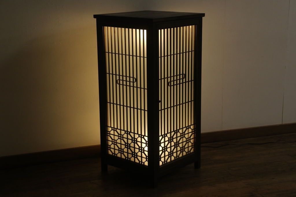 建具をスタンドライトにリメイク!4枚の建具を組んでスタンドライトに加工。脚を取り付け、ご希望の色に着色仕上げ。