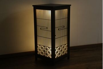 建具をスタンドライトにリメイク!4枚の建具を組んでスタンドライトに加工。脚を取り付け、ご希望の色に着色仕上げ。