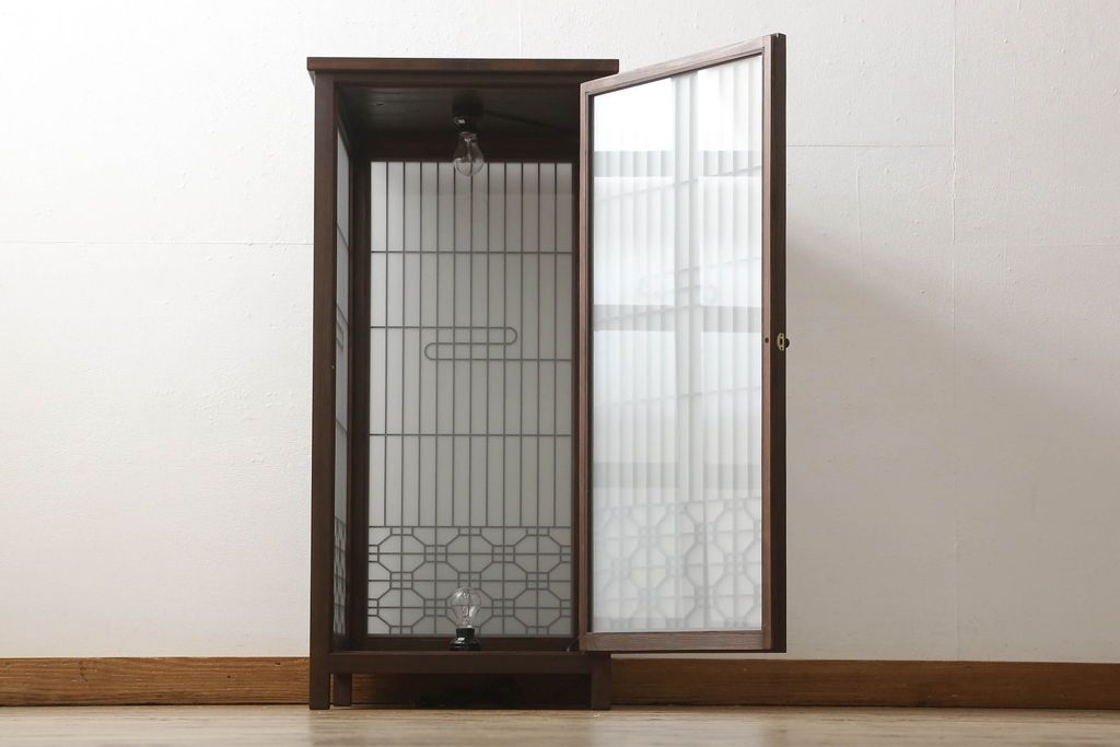 建具をスタンドライトにリメイク!4枚の建具を組んでスタンドライトに加工。脚を取り付け、ご希望の色に着色仕上げ。