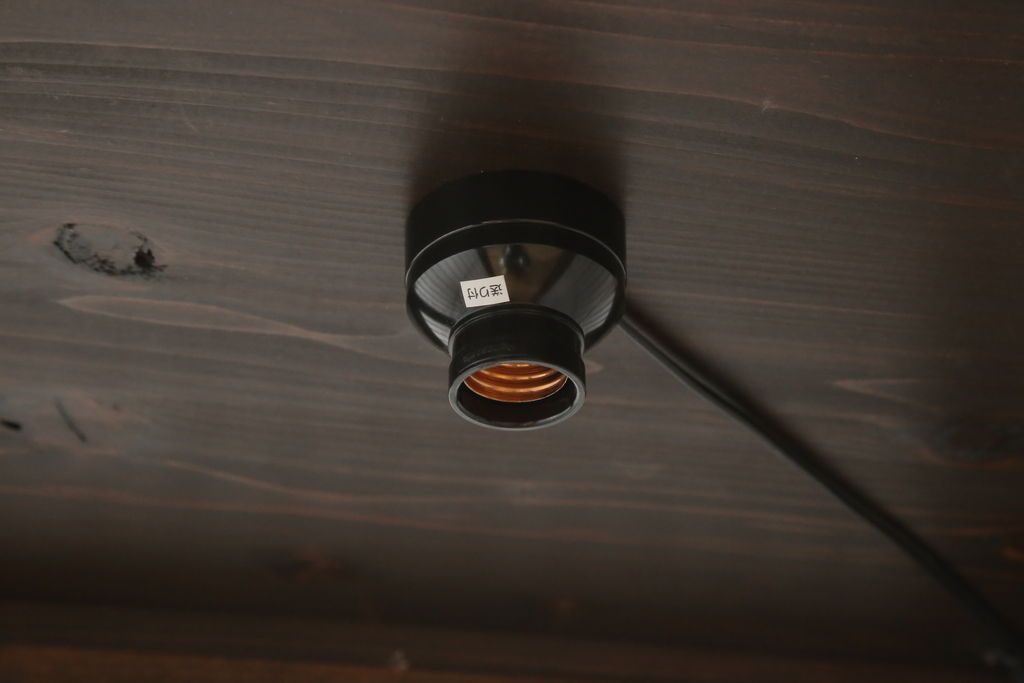 建具をスタンドライトにリメイク!4枚の建具を組んでスタンドライトに加工。脚を取り付け、ご希望の色に着色仕上げ。