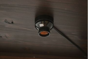 建具をスタンドライトにリメイク!4枚の建具を組んでスタンドライトに加工。脚を取り付け、ご希望の色に着色仕上げ。