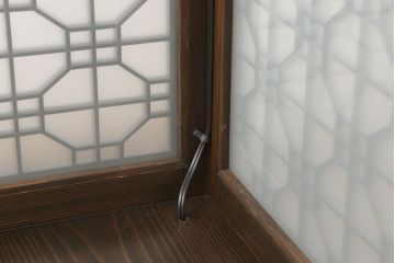 建具をスタンドライトにリメイク!4枚の建具を組んでスタンドライトに加工。脚を取り付け、ご希望の色に着色仕上げ。