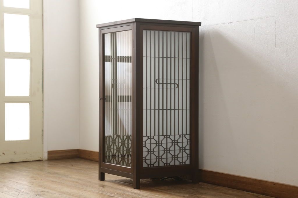 建具をスタンドライトにリメイク!4枚の建具を組んでスタンドライトに加工。脚を取り付け、ご希望の色に着色仕上げ。