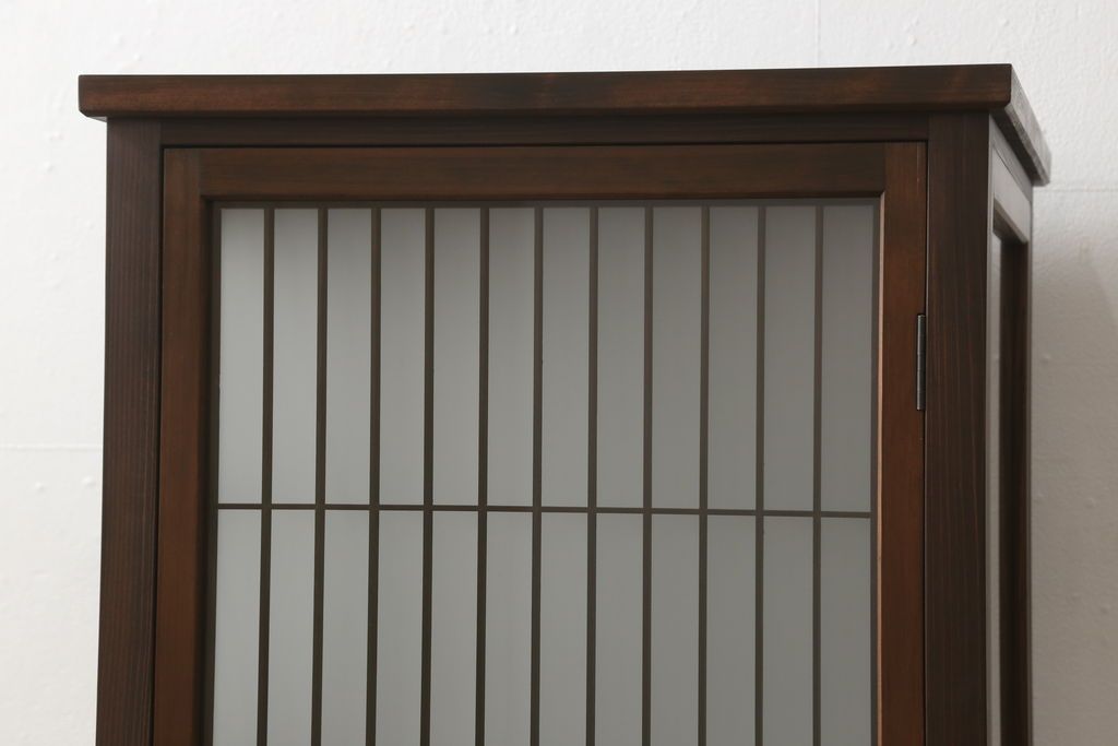 建具をスタンドライトにリメイク!4枚の建具を組んでスタンドライトに加工。脚を取り付け、ご希望の色に着色仕上げ。