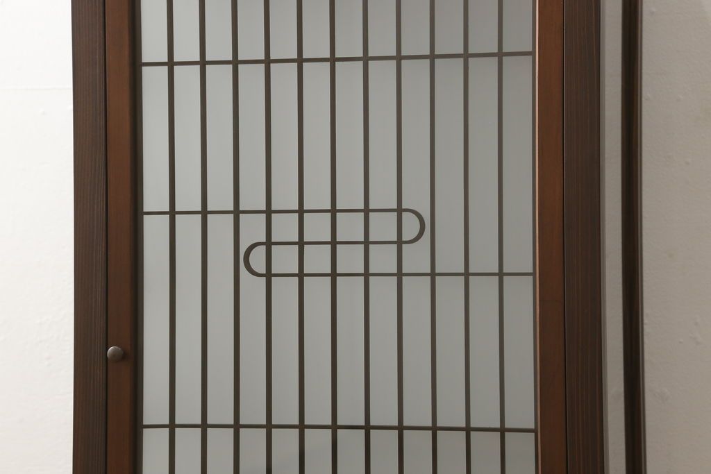 建具をスタンドライトにリメイク!4枚の建具を組んでスタンドライトに加工。脚を取り付け、ご希望の色に着色仕上げ。