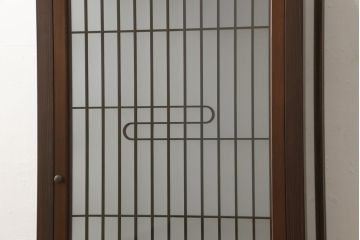 建具をスタンドライトにリメイク!4枚の建具を組んでスタンドライトに加工。脚を取り付け、ご希望の色に着色仕上げ。