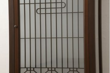 建具をスタンドライトにリメイク!4枚の建具を組んでスタンドライトに加工。脚を取り付け、ご希望の色に着色仕上げ。