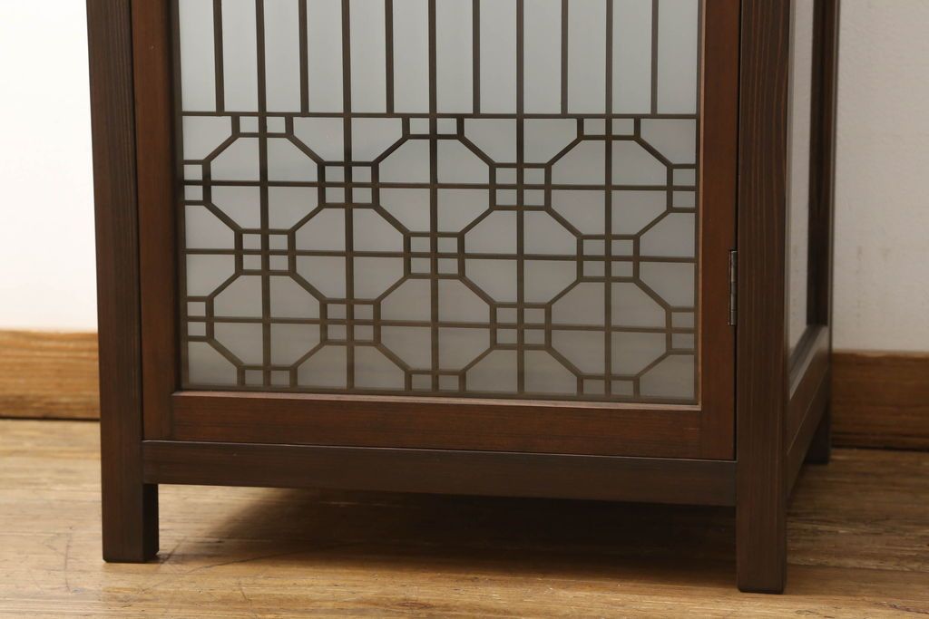 建具をスタンドライトにリメイク!4枚の建具を組んでスタンドライトに加工。脚を取り付け、ご希望の色に着色仕上げ。