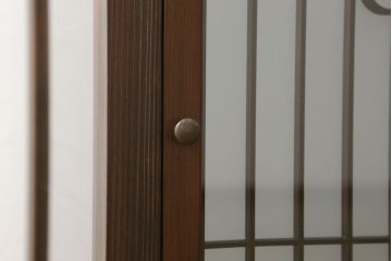 建具をスタンドライトにリメイク!4枚の建具を組んでスタンドライトに加工。脚を取り付け、ご希望の色に着色仕上げ。