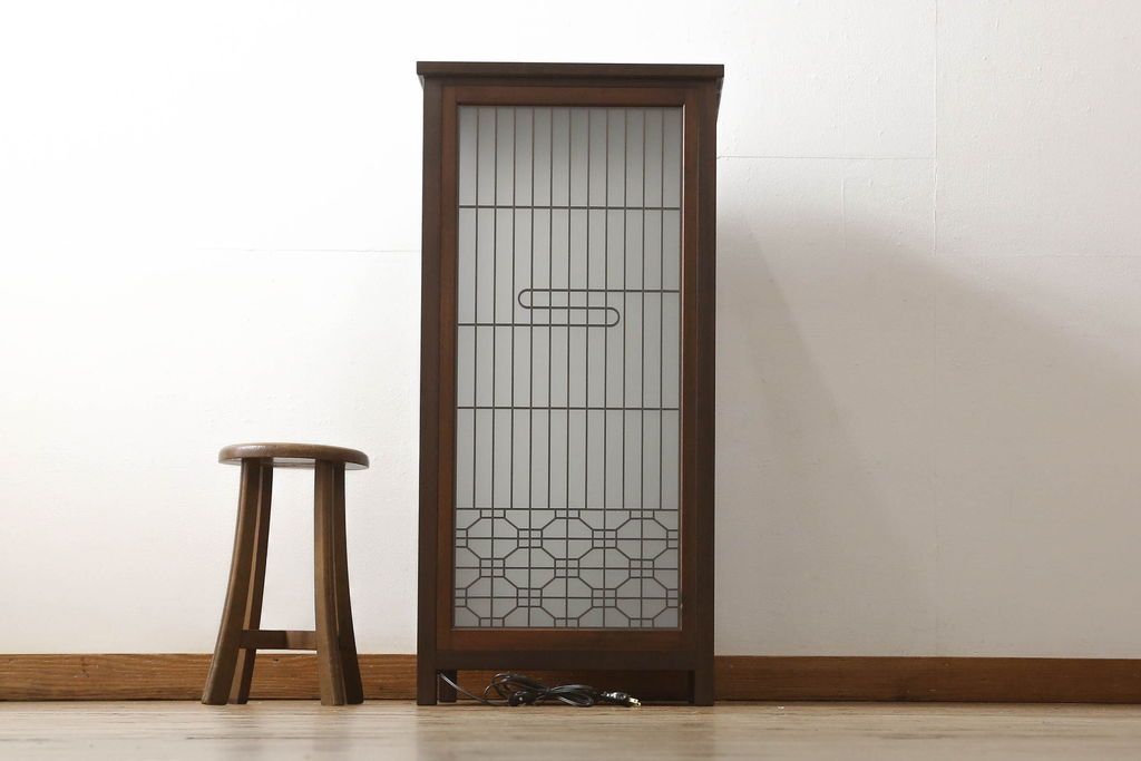 建具をスタンドライトにリメイク!4枚の建具を組んでスタンドライトに加工。脚を取り付け、ご希望の色に着色仕上げ。