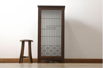 建具をスタンドライトにリメイク!4枚の建具を組んでスタンドライトに加工。脚を取り付け、ご希望の色に着色仕上げ。