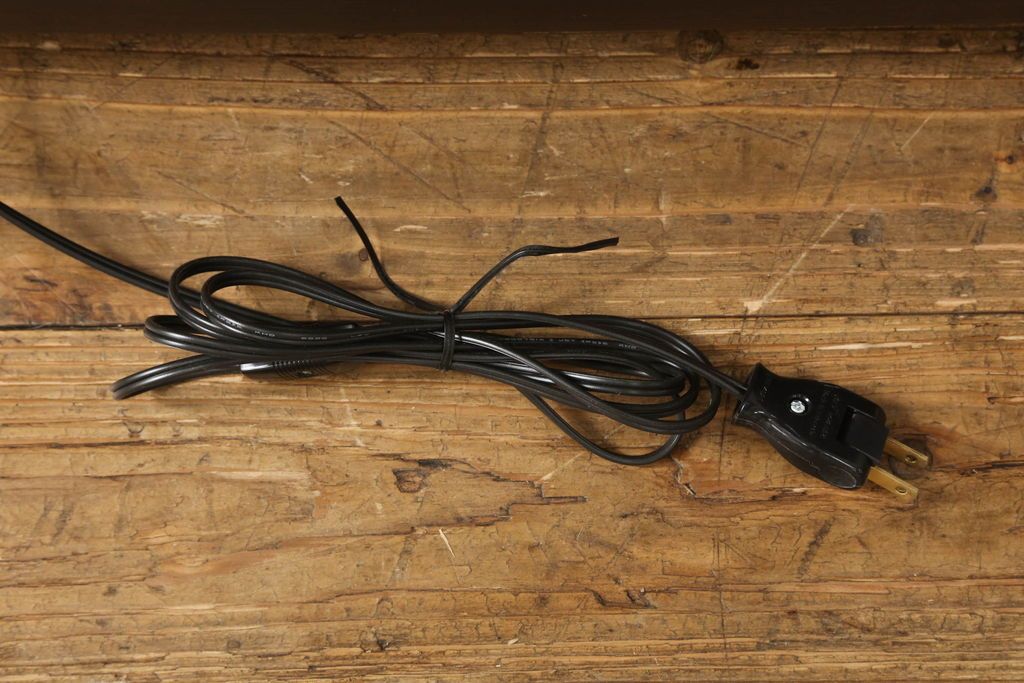 建具をスタンドライトにリメイク!4枚の建具を組んでスタンドライトに加工。脚を取り付け、ご希望の色に着色仕上げ。