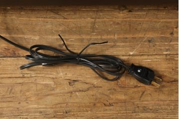 建具をスタンドライトにリメイク!4枚の建具を組んでスタンドライトに加工。脚を取り付け、ご希望の色に着色仕上げ。