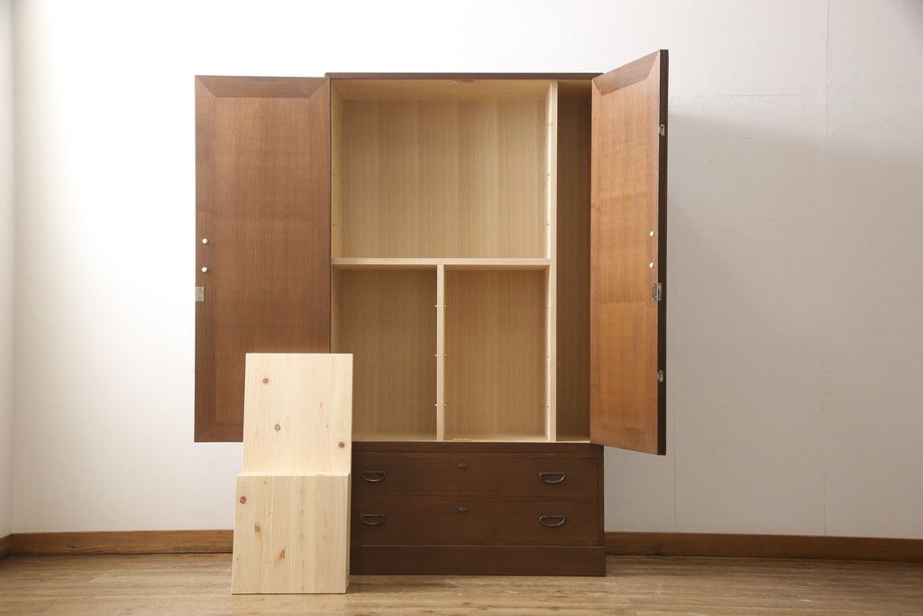 桐箪笥を綺麗に再生!リサイズし、可動式の棚を製作。房を交換して、オーク系で着色仕上げ。