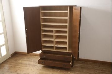 桐箪笥を綺麗に再生!リサイズし、可動式の棚を製作。房を交換して、オーク系で着色仕上げ。