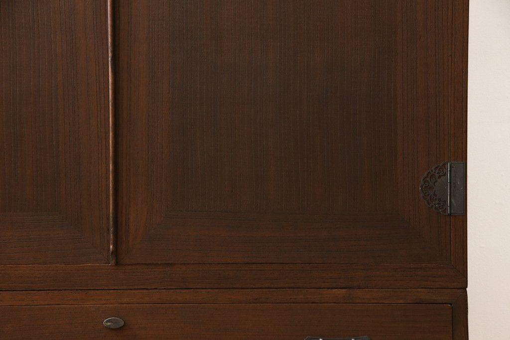 桐箪笥を綺麗に再生!リサイズし、可動式の棚を製作。房を交換して、オーク系で着色仕上げ。