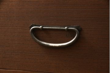 桐箪笥を綺麗に再生!リサイズし、可動式の棚を製作。房を交換して、オーク系で着色仕上げ。