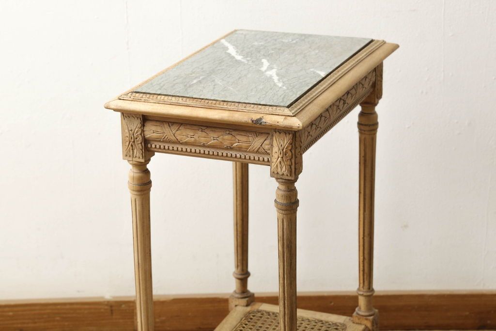 サイドテーブルをストリップド加工でリメイク!高品質リペアを施し、蜜蝋ワックス仕上げに。