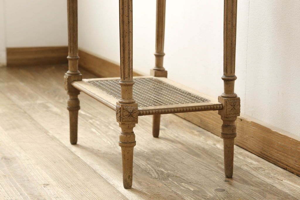 サイドテーブルをストリップド加工でリメイク!高品質リペアを施し、蜜蝋ワックス仕上げに。