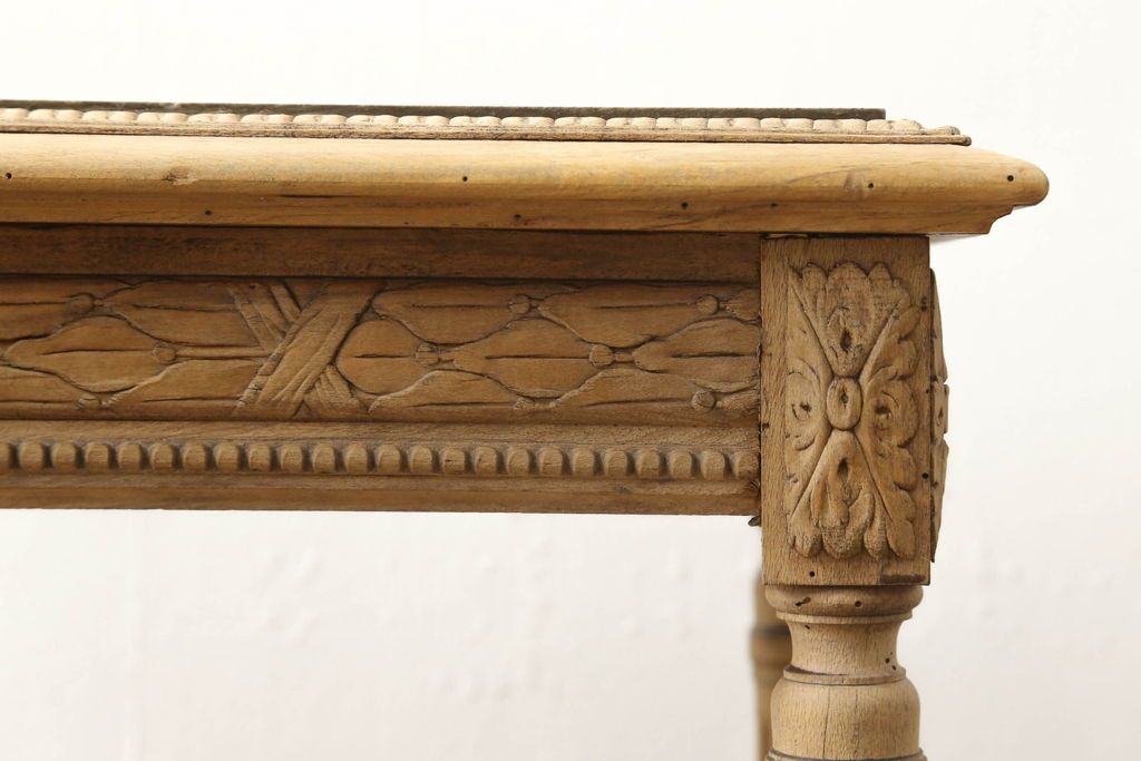 サイドテーブルをストリップド加工でリメイク!高品質リペアを施し、蜜蝋ワックス仕上げに。