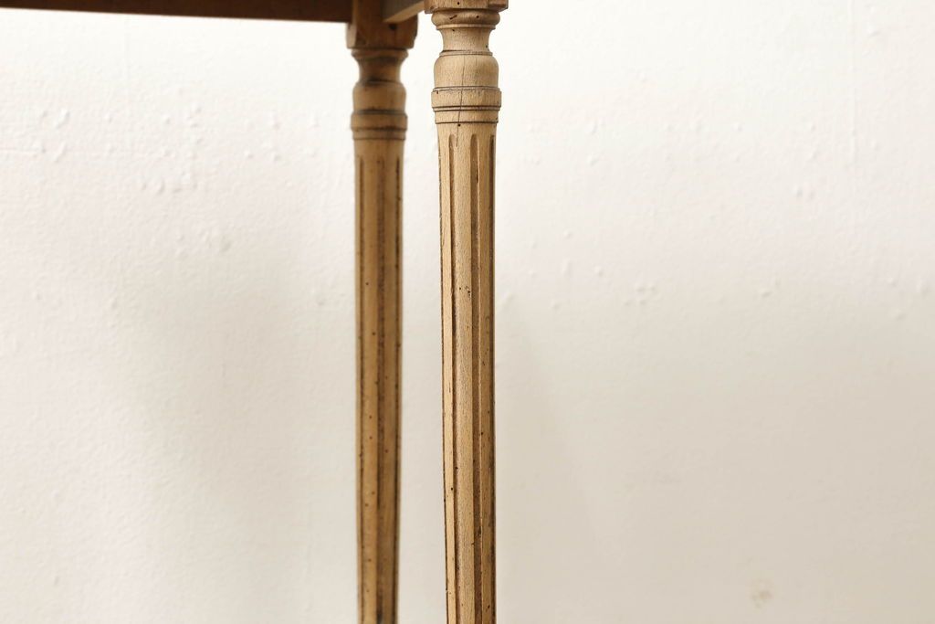 サイドテーブルをストリップド加工でリメイク!高品質リペアを施し、蜜蝋ワックス仕上げに。