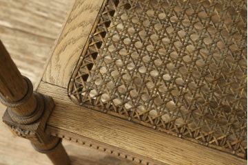 サイドテーブルをストリップド加工でリメイク!高品質リペアを施し、蜜蝋ワックス仕上げに。