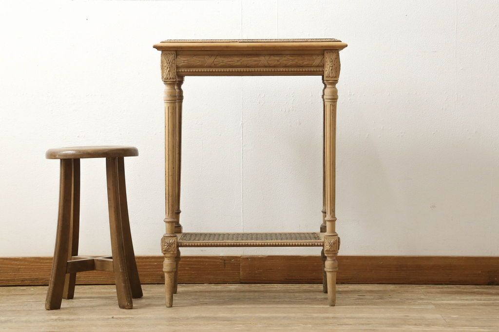 サイドテーブルをストリップド加工でリメイク!高品質リペアを施し、蜜蝋ワックス仕上げに。