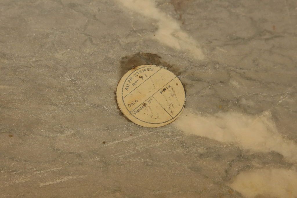 サイドテーブルをストリップド加工でリメイク!高品質リペアを施し、蜜蝋ワックス仕上げに。