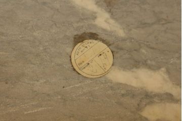 サイドテーブルをストリップド加工でリメイク!高品質リペアを施し、蜜蝋ワックス仕上げに。