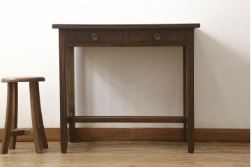 デスクを綺麗に再生!高品質リペアを施し、欠損箇所の脚部と側面の貫を再現製作。新材使用の箇所は本体に合わせ着色。