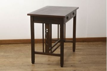 デスクを綺麗に再生!高品質リペアを施し、欠損箇所の脚部と側面の貫を再現製作。新材使用の箇所は本体に合わせ着色。