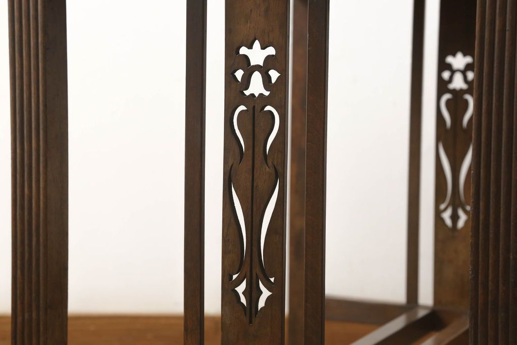 デスクを綺麗に再生!高品質リペアを施し、欠損箇所の脚部と側面の貫を再現製作。新材使用の箇所は本体に合わせ着色。