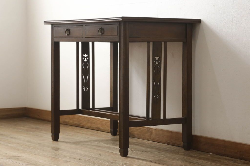 デスクを綺麗に再生!高品質リペアを施し、欠損箇所の脚部と側面の貫を再現製作。新材使用の箇所は本体に合わせ着色。