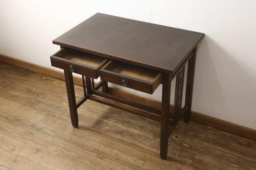 デスクを綺麗に再生!高品質リペアを施し、欠損箇所の脚部と側面の貫を再現製作。新材使用の箇所は本体に合わせ着色。