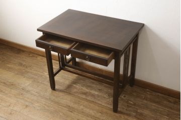 デスクを綺麗に再生!高品質リペアを施し、欠損箇所の脚部と側面の貫を再現製作。新材使用の箇所は本体に合わせ着色。