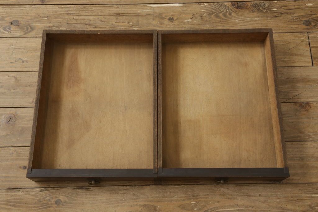 デスクを綺麗に再生!高品質リペアを施し、欠損箇所の脚部と側面の貫を再現製作。新材使用の箇所は本体に合わせ着色。