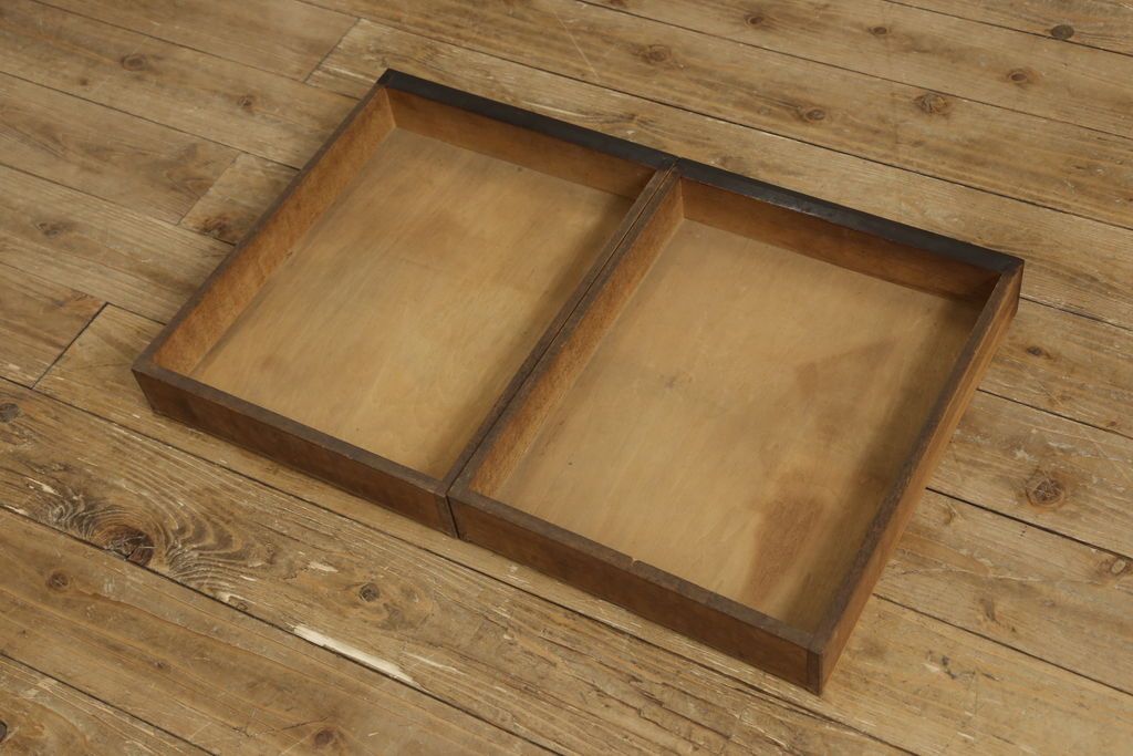 デスクを綺麗に再生!高品質リペアを施し、欠損箇所の脚部と側面の貫を再現製作。新材使用の箇所は本体に合わせ着色。