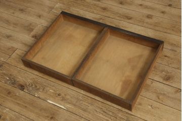 デスクを綺麗に再生!高品質リペアを施し、欠損箇所の脚部と側面の貫を再現製作。新材使用の箇所は本体に合わせ着色。