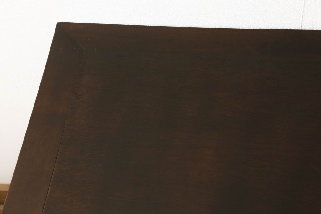 デスクを綺麗に再生!高品質リペアを施し、欠損箇所の脚部と側面の貫を再現製作。新材使用の箇所は本体に合わせ着色。