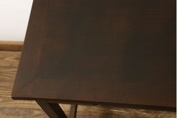 デスクを綺麗に再生!高品質リペアを施し、欠損箇所の脚部と側面の貫を再現製作。新材使用の箇所は本体に合わせ着色。