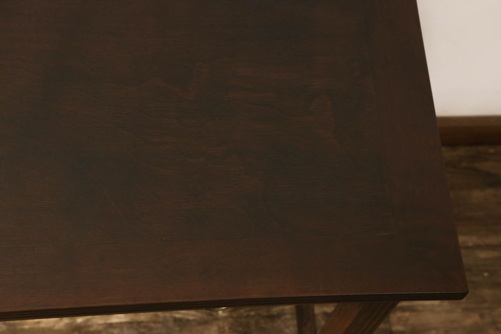 デスクを綺麗に再生!高品質リペアを施し、欠損箇所の脚部と側面の貫を再現製作。新材使用の箇所は本体に合わせ着色。