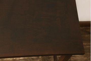 デスクを綺麗に再生!高品質リペアを施し、欠損箇所の脚部と側面の貫を再現製作。新材使用の箇所は本体に合わせ着色。