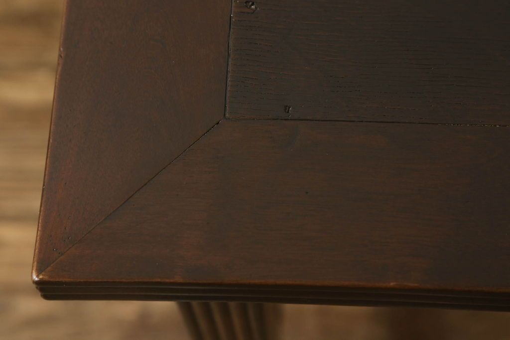 デスクを綺麗に再生!高品質リペアを施し、欠損箇所の脚部と側面の貫を再現製作。新材使用の箇所は本体に合わせ着色。