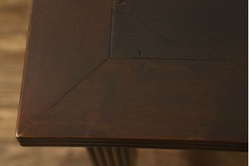 デスクを綺麗に再生!高品質リペアを施し、欠損箇所の脚部と側面の貫を再現製作。新材使用の箇所は本体に合わせ着色。