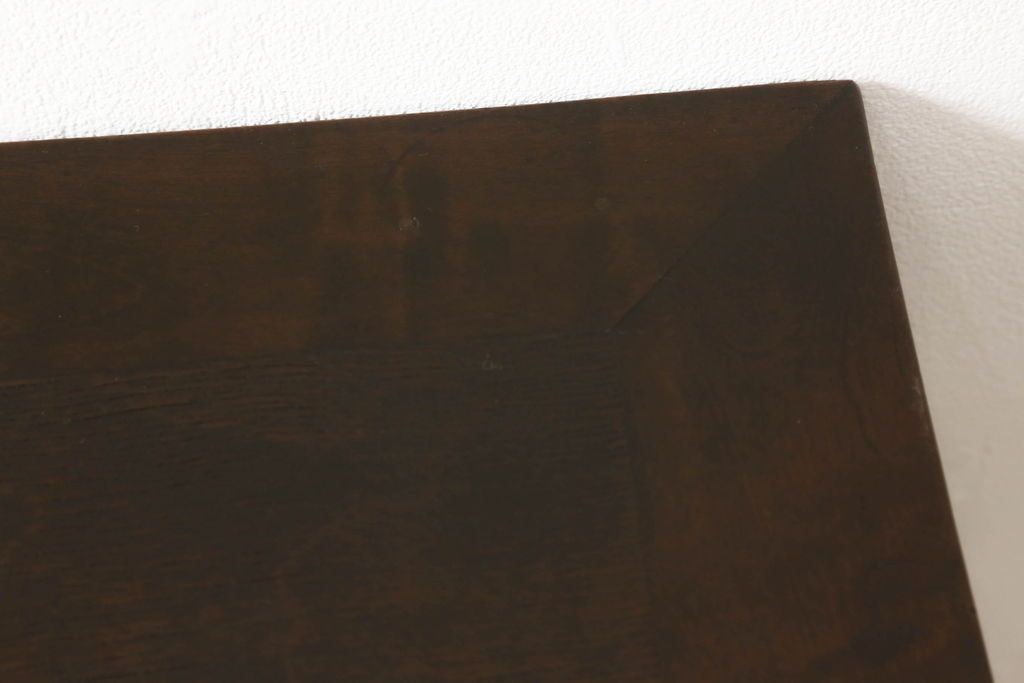 デスクを綺麗に再生!高品質リペアを施し、欠損箇所の脚部と側面の貫を再現製作。新材使用の箇所は本体に合わせ着色。