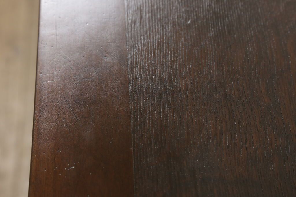 デスクを綺麗に再生!高品質リペアを施し、欠損箇所の脚部と側面の貫を再現製作。新材使用の箇所は本体に合わせ着色。