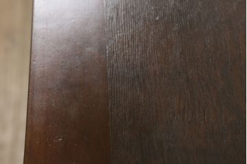 デスクを綺麗に再生!高品質リペアを施し、欠損箇所の脚部と側面の貫を再現製作。新材使用の箇所は本体に合わせ着色。