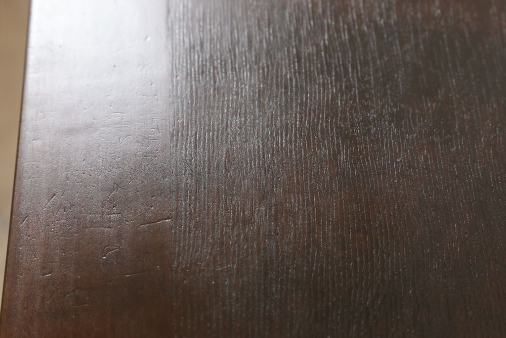 デスクを綺麗に再生!高品質リペアを施し、欠損箇所の脚部と側面の貫を再現製作。新材使用の箇所は本体に合わせ着色。