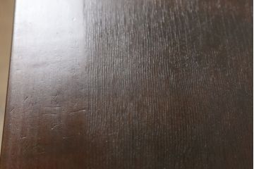 デスクを綺麗に再生!高品質リペアを施し、欠損箇所の脚部と側面の貫を再現製作。新材使用の箇所は本体に合わせ着色。