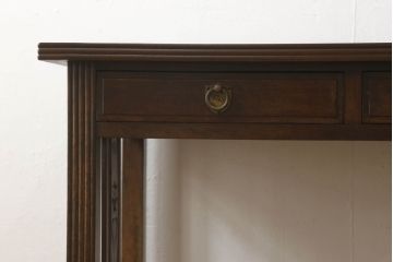 デスクを綺麗に再生!高品質リペアを施し、欠損箇所の脚部と側面の貫を再現製作。新材使用の箇所は本体に合わせ着色。